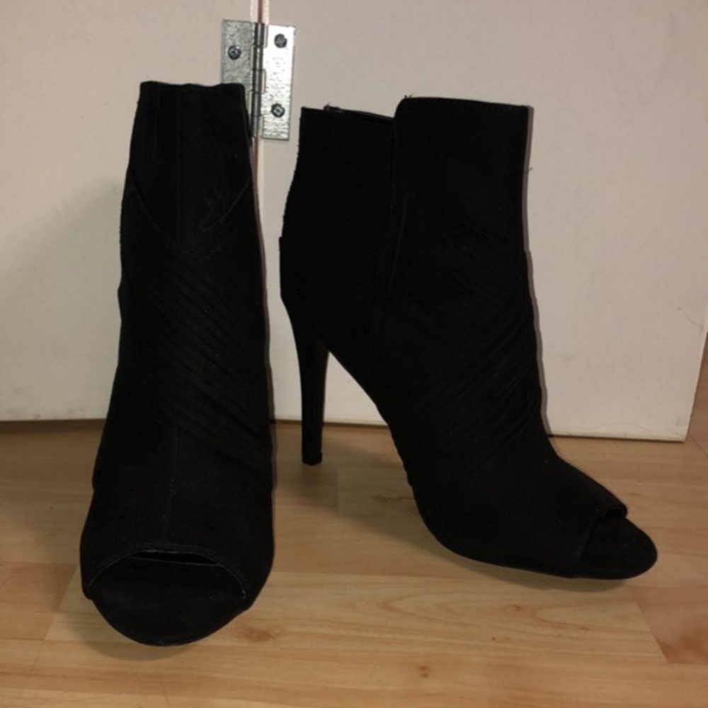 Black pumps